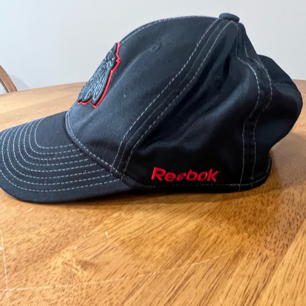 Reebok NHL Hockey Chicago Blackhawks Fitted Baseball Hat Cap - Picture 5 of 6